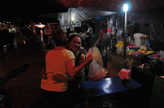 Der Abschied fiel uns schwer, den wir wurden hier immer herzlich Willkommen geheissen und genauso freundlich verabschiedet. Sogar beschenkt wurden wir noch...Ein paar Mangos und Dragonfruits begleiteten uns in die Schweiz