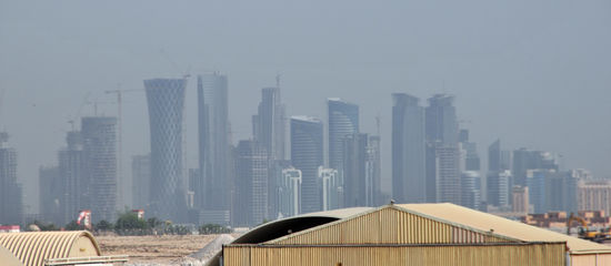Skyline von  Doha im  Dunst und Sandnebel