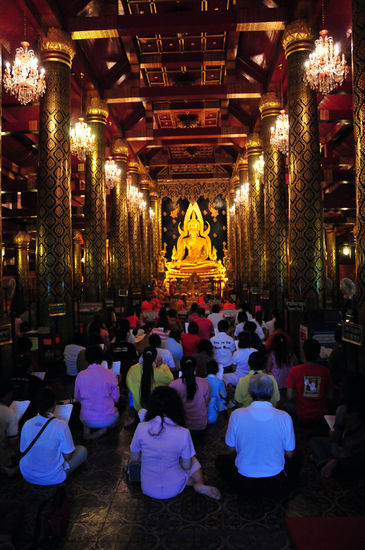 Phra Chinnarat und betende Buddisten