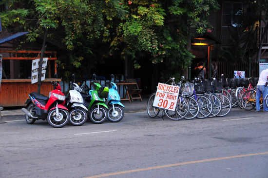 Roller und Fahrräder kann man überall mieten.