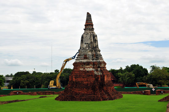 hier wird mit  grobem Werkzeug  restauriert.... 