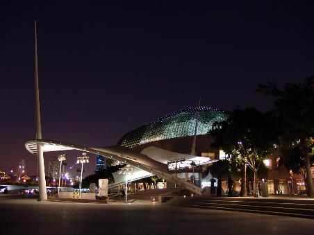 Die Esplanade mit ddem Theater im Hintergrund (im Volksmund auch Durian genannt nach der malaiischen Stinkfrucht, gäll Silvio...)