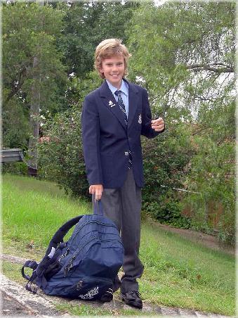 und hier nach lazy Max, noch ein Familienmitglied unserer Gastfamilie.
We proudly present Tom unser Gastbruder in Schuluniform....