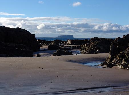 Blick von ''unserem Strand'' nach Stanley, wo man schon ganz deutlich ''The Nut'' erkennen kann. Für alle dies nicht wissen, der Haushügel von Stanley welchen ihr hier im Hintergrund seht heisst ''The Nut''