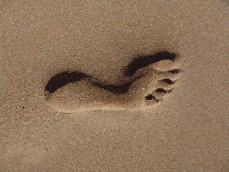 Fussspuren von Schweizern bei ihrer Mission den Strand unsicher zu machen