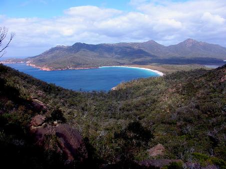 die berühmte Wineglass Bay mit Mount Graham und Mount Freycinet (v.l.n.r) im Hintergrung