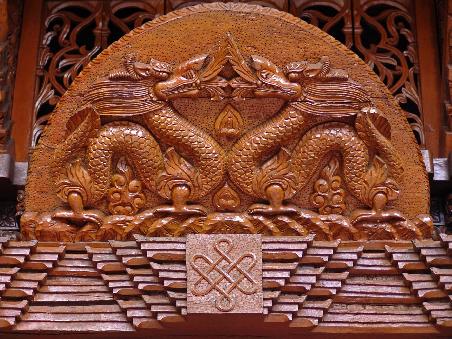 Die Holzschnitzereien an dieser Pagode sind sehr eindrücklich