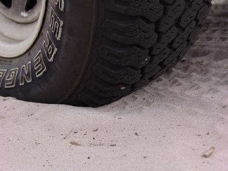 Kleiner Tipp für alle die auch mal auf Sand fahren mit einem 4WD abgesehen davon dass der 4WD korrekt eingelegt ist kann es sehr hilfreich sein wenn man etwas Luft ablässt das erhöht die Auflagefläche und mann budelt sich nicht so schnell ein.