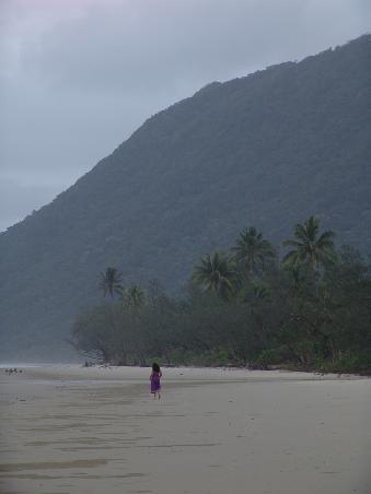Einsame Strandwanderin