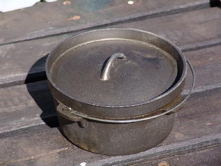 Einen Camp Oven erhältlich in den meisten Campingbedarfsläden.