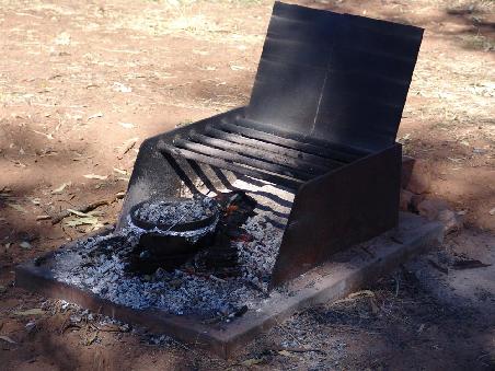 Stelle den Camp Oven in die Glut.....