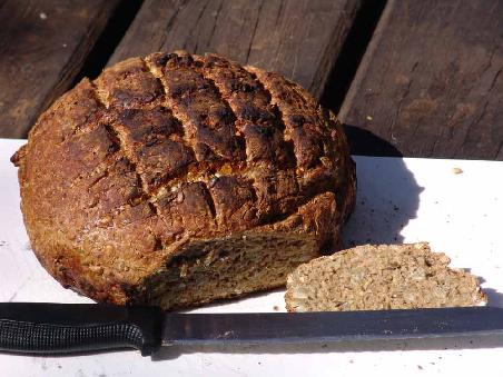 Und entnehme dem Topf ein frisches, knuspriges Brot.......
Lasst es euch schmecken....