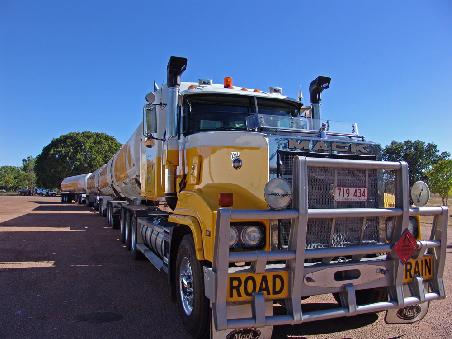 Roadtrain in Mataranka speziell für dich Willi
Alle anderen beachten insbesondere die 4!!!!!Anhänger! und blitzblank poliert.