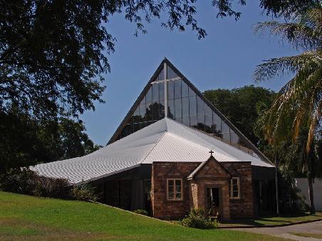 Auch dieser Kirche hat Tracy zugesetzt, aus den Überresten der alten Kirche (Vorne aus Stein) ist eine neue Kirche enstanden. Typische Darwin halt.....