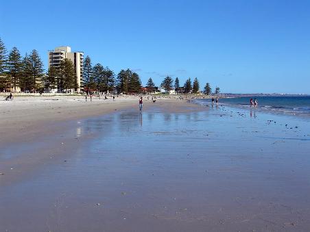 Der Strand von Glenelg. Langsam macht sich der Frühling bemerkbar und die Leute waen sich wieder ins Wasser.....
