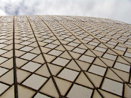 Kacheldach der Oper, über 1 Million Kacheln wurden verwendet, die nicht wie so häufig angenommen alle weiss sind. Die weissen sind glänzend die sandfarbenen hingegen matt. Dies ist, damit das Operndach nicht zu grell wirkt....