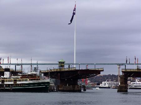 Pyrmont Bridge die sich dreht um ein Schiff durchzulassen...