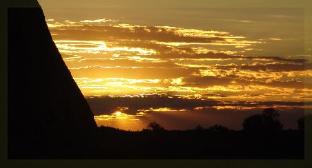 Sonnenuntergang an der Kante des Uluru, NT