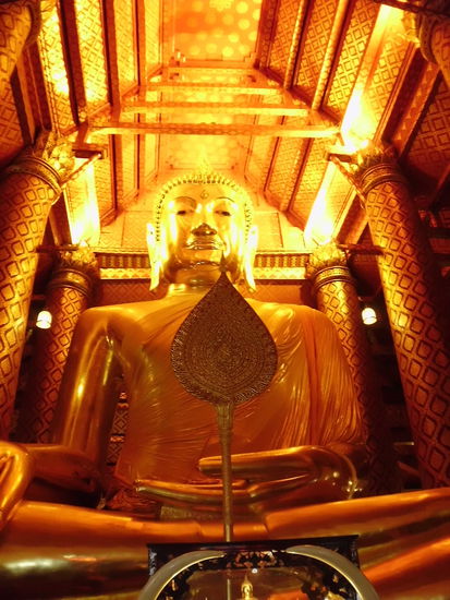 Riesenbuddha im ersten Tempel