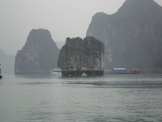 Die Halong Bucht bei Nebel