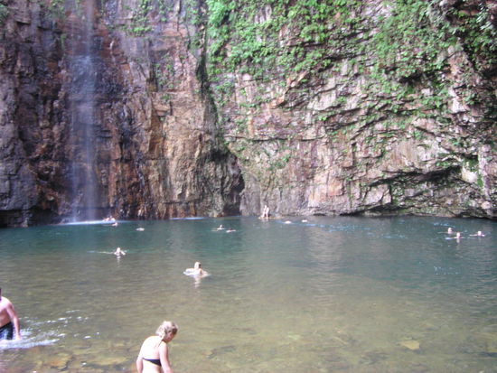 Billabong mit Wasserfall.