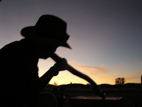 Sonnenuntergang in den Bungle Bungle. Unser Guide beim Didgeridoo spielen.