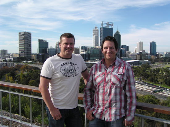 Uwe und ich vor der Skyline von Perth.