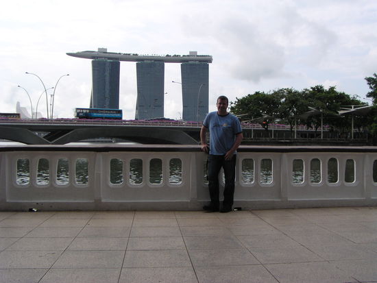 Marina Bay Sands (Hotel, Casino und eine riesige Dachterrasse mit Pool) im Hintergrund. Leider nicht genug Zeit zum Baden gehabt.