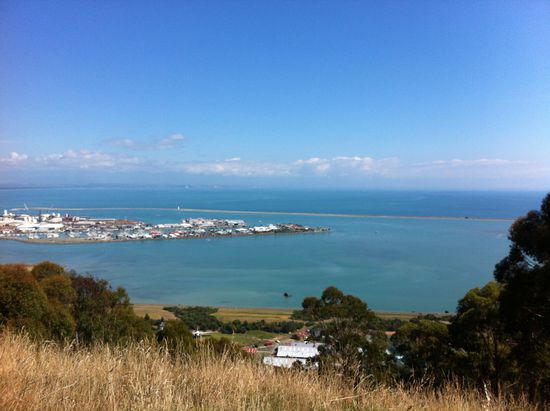 Blick auf Hafen und Tasman Sea von der Aussichtsplattform Centre of NZ