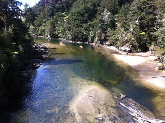 Blick von der Brücke auf Falls River