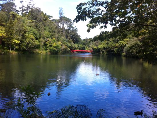 Ententeich mit Brückenmotiv