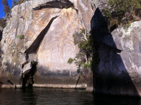 Die Wand mit den carvings