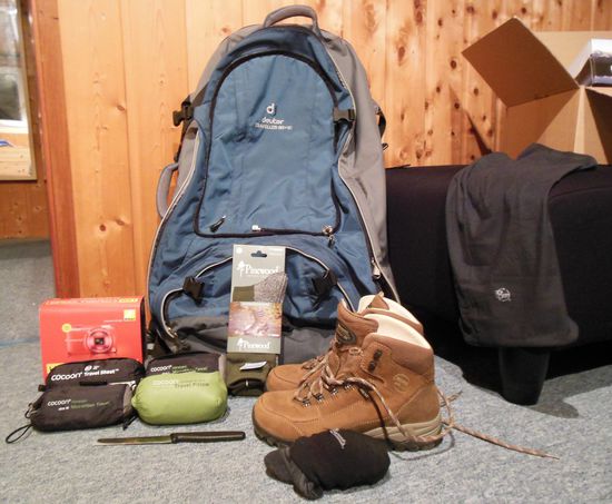 Zu sehen sind also Rucksack, 3 Paar Merino-Wollsocken, Wanderschuhe, Brotmesser, aufblasbares Kissen, Microfibre Handtuch klein und groß, Schlafsack Inlett aus Seide, Buff Schlauchtuch und die Nikon Kamera.