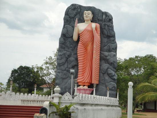 Buddhastatue in der Nähe von Tissamaharama