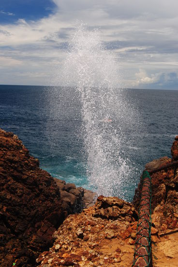 Man kann das Blow Hole von 2 Seiten sehen, einmal vom Land aus und per Boot. Das Meer drückt das Wasser in den Felsenbereich und das Wasser schießt bis zu 20 m hoch aus einem Loch von gerade mal zwanzig Zentimetern, dabei entsteht ein dumpfes Geräusch welches mit einem Knall endet.