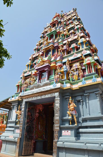 Eingang zu einem großen Hindutempel in Jaffna