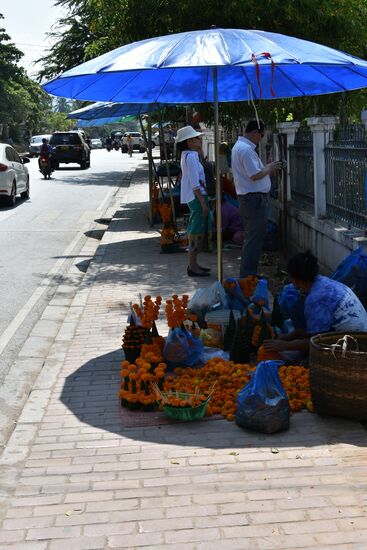 Frömmigkeit der Buddhisten, überall kann man auf dem Weg zum Tempel Blumen zum Opfern kaufen.