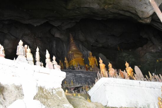 Eingangsbereich der Pak Ou Höhlen, in dem hunderte Buddhastatuen stehen und liegen.
