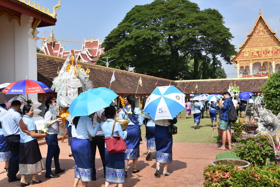 Prozession in der Pagode Pha That Luang