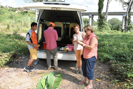 Improvisiertes Picknick an der Grenzbrücke