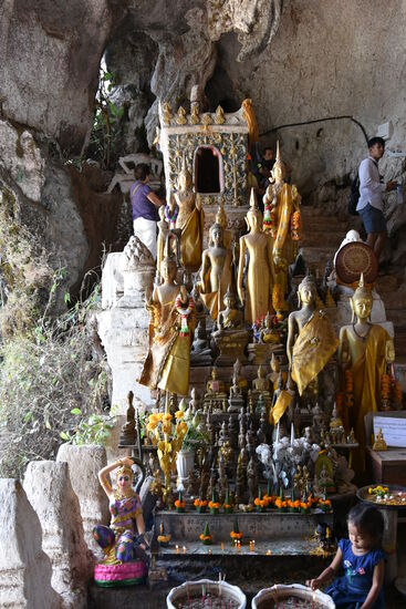Die Höhle ist nicht besonders groß, aber reichhaltig bestückt mit zahlreichen Statuen in groß und klein.