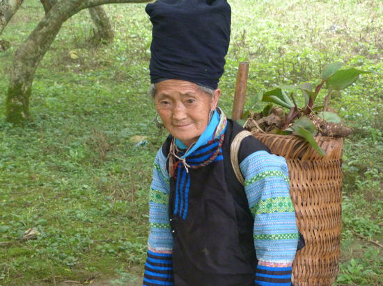 Eine H`Muong-Frau bei der Arbeit. Sie konnte uns nicht sagen wie alt sie ist. Hier spielt das taegliche Ueberleben eine viel groessere Rolle.