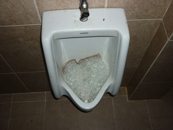 Hier werden die Toiletten mit Eiswuerfeln gekuehlt. Skurril...