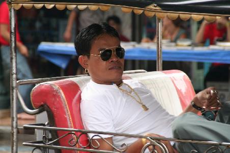 cooler tuktuk fahrer mit joldkettchen