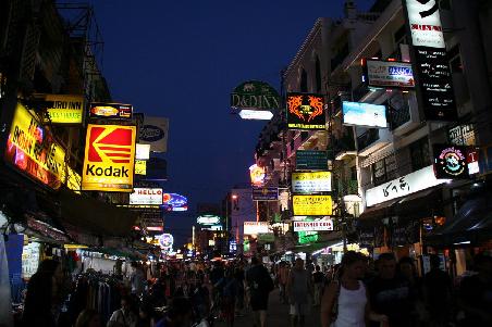 khao san road am abend. echt glam im vergleich zu frueher ...