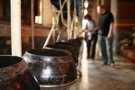 die 1000 opfer toepfe im wat pho