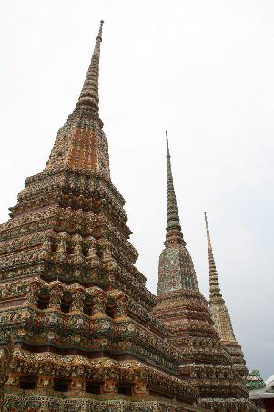 wat pho chedis (so heissen die glaub ich) im dunst von bkk
