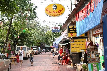 die bereits erwaehnte strasse hinter dem tempel, gleich bei der khao san. auch die ist mittlerweile richtig schick und nach wie vor ruhig, obwohl sie nur einen steinwurf von der hektischen khao san weg ist...