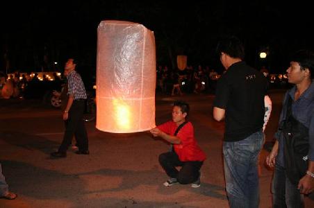 Das sind die Leuchtteile, die sie zu tausenden in die Luft steigen lassen zu Loi Krathong. Sieht echt genial aus!!!