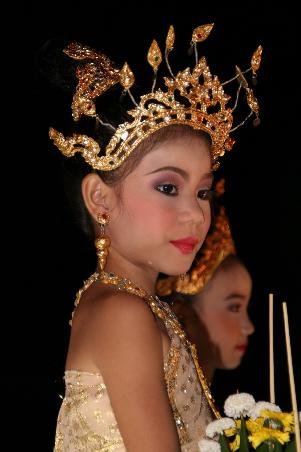 Kleine Prinzessin bei der Loi Krathong Prozession in Chiang Mai